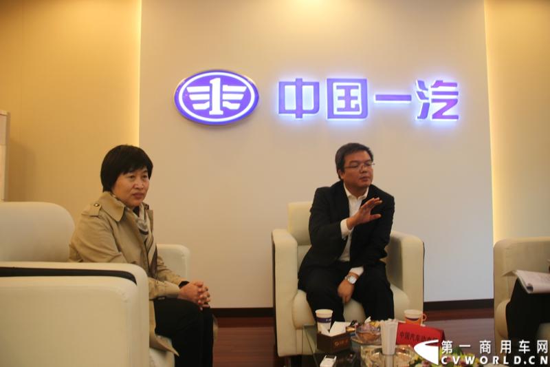 一汽客车党委书记兼副总经理黄勇和总经理助理马敬杰接受采访