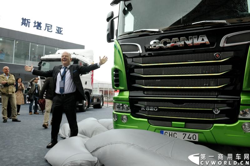 斯堪尼亚中国战略中心执行董事 何墨池为斯堪尼亚涂装卡车“玉翼揭幕”