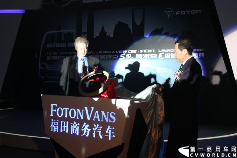 4月19日，福田汽车2013海外市场商务年会在上海召开。在商务年会现场，福田汽车正式发布全新商务汽车品牌（Foton Vans），并同期发布了全新商务车蒙派克S车型和E级车型升级产品。