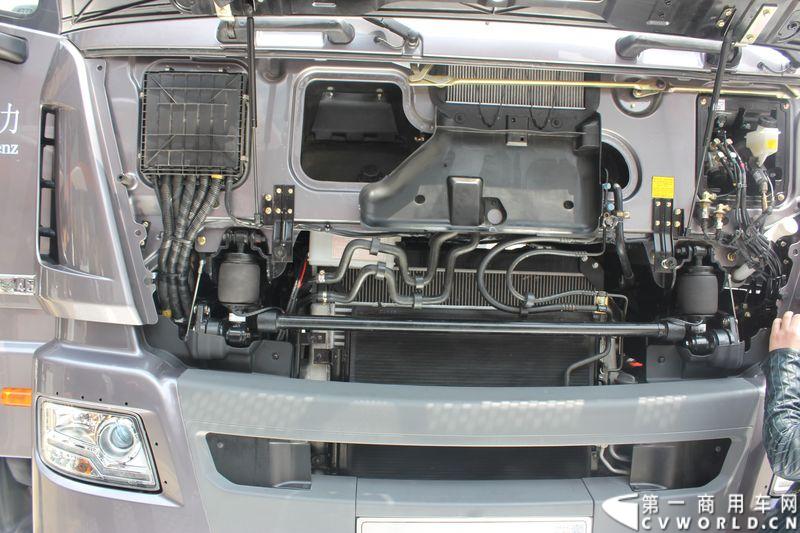 福田戴姆勒汽车此次带来了两款欧曼GTL重卡和一辆欧曼GTL为底盘的雷萨泵车。其中，最大的亮点是欧曼9系GTL高端自卸车和GTL6系高端牵引车的首次亮相。图为福田欧曼GTL BJ3259DLPKB-XB 9系自卸车