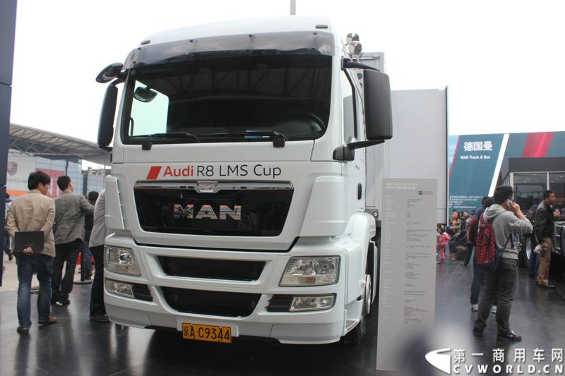德国曼（MAN）携三款产品亮相了本届上海车展，图为MAN TGS 18.400 4×2 BLS 奥迪A8专用运输车