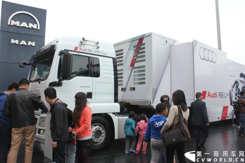 德国曼（MAN）携三款产品亮相了本届上海车展，图为MAN TGS 18.400 4×2 BLS 奥迪A8专用运输车