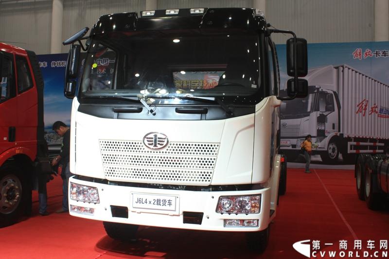 10月30日-11月2日，“2013中国国际商用车展”在武汉举行。相比起去年，此次车展参展的整车企业明显增多，企业对展会的重视程度也明显增加，解放展台上，竖立着“解放卡车，赚钱机器”这一鲜明的、以产品为导向的品牌宣传口号。 图为解放J6L载货车。