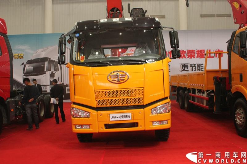 10月30日-11月2日，“2013中国国际商用车展”在武汉举行。相比起去年，此次车展参展的整车企业明显增多，企业对展会的重视程度也明显增加，解放展台上，竖立着“解放卡车，赚钱机器”这一鲜明的、以产品为导向的品牌宣传口号。 图为解放J6M折臂随车吊。