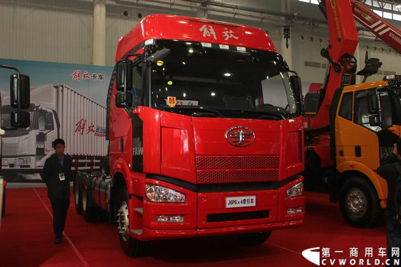10月30日-11月2日，“2013中国国际商用车展”在武汉举行。相比起去年，此次车展参展的整车企业明显增多，企业对展会的重视程度也明显增加，解放展台上，竖立着“解放卡车，赚钱机器”这一鲜明的、以产品为导向的品牌宣传口号。 图为解放J6P牵引车。