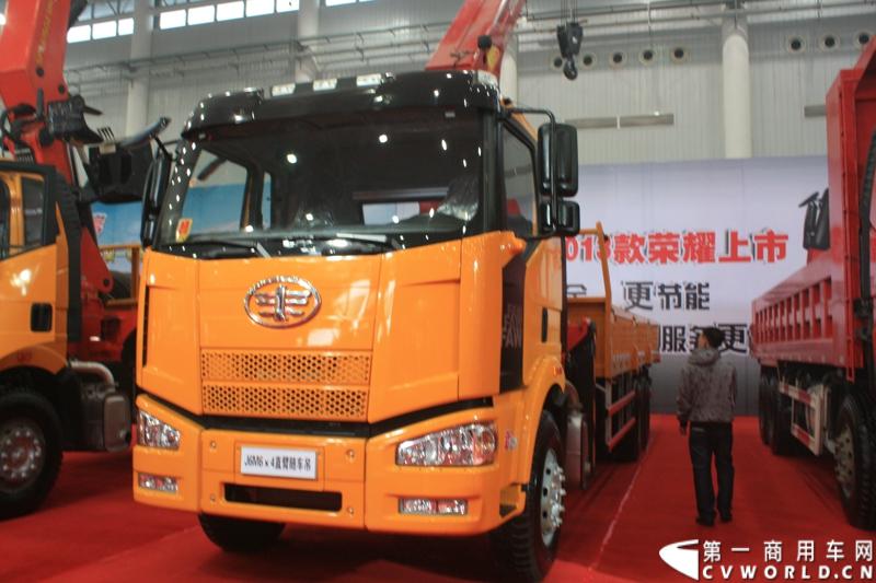 10月30日-11月2日，“2013中国国际商用车展”在武汉举行。相比起去年，此次车展参展的整车企业明显增多，企业对展会的重视程度也明显增加，解放展台上，竖立着“解放卡车，赚钱机器”这一鲜明的、以产品为导向的品牌宣传口号。 图为解放J6M6×4直臂随车吊。
