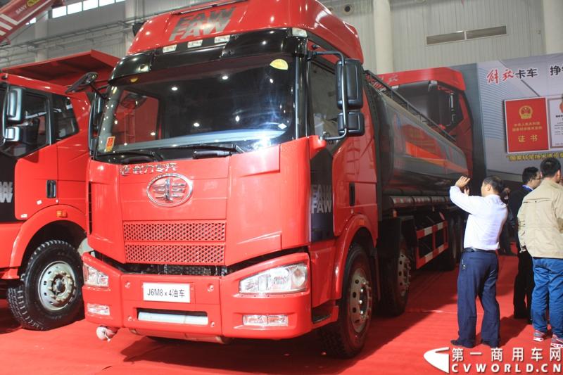 10月30日-11月2日，“2013中国国际商用车展”在武汉举行。相比起去年，此次车展参展的整车企业明显增多，企业对展会的重视程度也明显增加，解放展台上，竖立着“解放卡车，赚钱机器”这一鲜明的、以产品为导向的品牌宣传口号。 图为解放J6M8×4油车。