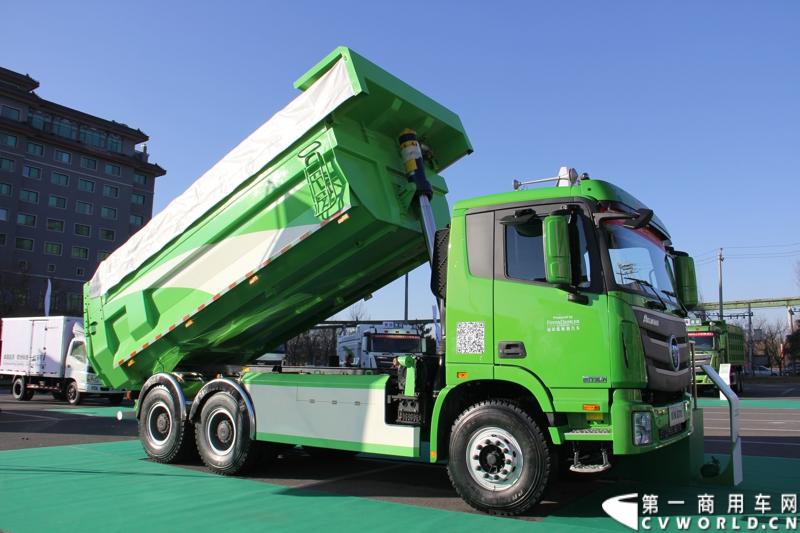 12月20日，欧曼GTL欧洲标准第三代智能渣土车上市仪式在北京九华山庄举行，正式拉开了欧曼GTL的“绿动中国”之旅。活动现场，多地渣土办、渣土协会和渣土运输公司与福田戴姆勒汽车共同签署了“防治大气污染 开启绿色渣运”联合倡议。图为现场亮相的福田欧曼GTL第三代智能渣土车。