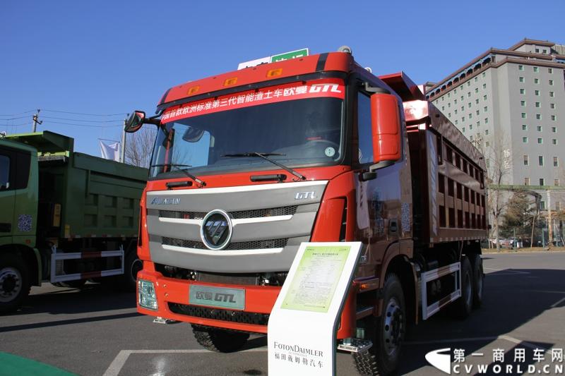 12月20日，欧曼GTL欧洲标准第三代智能渣土车上市仪式在北京九华山庄举行，正式拉开了欧曼GTL的“绿动中国”之旅。活动现场，多地渣土办、渣土协会和渣土运输公司与福田戴姆勒汽车共同签署了“防治大气污染 开启绿色渣运”联合倡议。图为现场展示的欧曼GTL第三代智能渣土车BJ3259DLPKB-3。