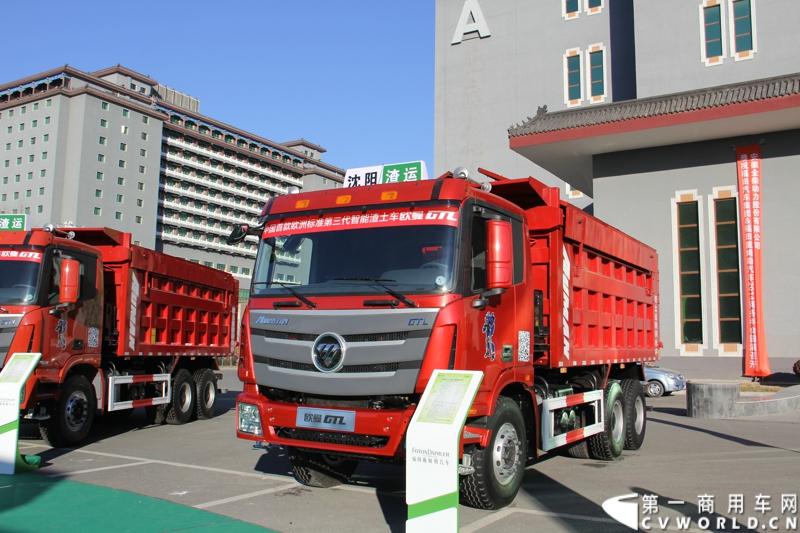 12月20日，欧曼GTL欧洲标准第三代智能渣土车上市仪式在北京九华山庄举行，正式拉开了欧曼GTL的“绿动中国”之旅。活动现场，多地渣土办、渣土协会和渣土运输公司与福田戴姆勒汽车共同签署了“防治大气污染 开启绿色渣运”联合倡议。图为现场展示的欧曼GTL第三代智能渣土车BJ3259DLPKB-3。