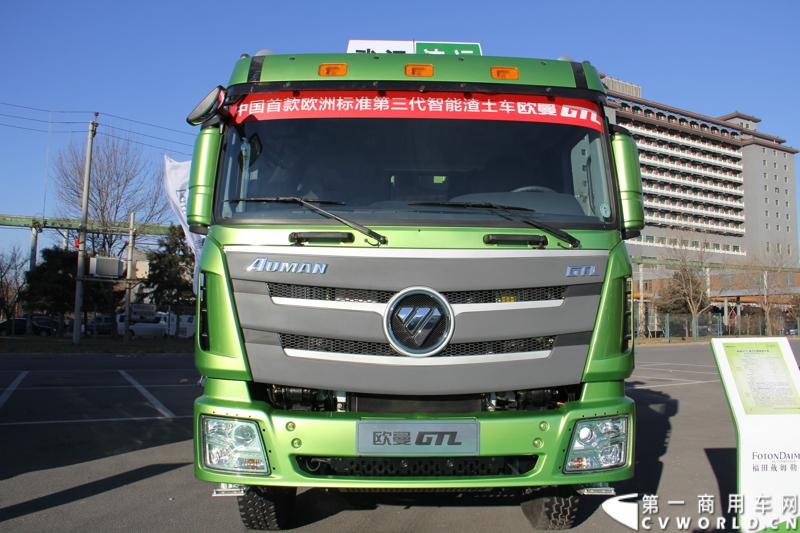 12月20日，欧曼GTL欧洲标准第三代智能渣土车上市仪式在北京九华山庄举行，正式拉开了欧曼GTL的“绿动中国”之旅。活动现场，多地渣土办、渣土协会和渣土运输公司与福田戴姆勒汽车共同签署了“防治大气污染 开启绿色渣运”联合倡议。图为现场展示的欧曼GTL第三代智能渣土车BJ3259DLPKB-XA。