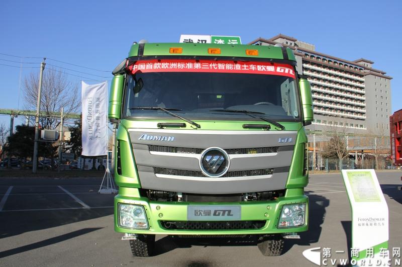 12月20日，欧曼GTL欧洲标准第三代智能渣土车上市仪式在北京九华山庄举行，正式拉开了欧曼GTL的“绿动中国”之旅。活动现场，多地渣土办、渣土协会和渣土运输公司与福田戴姆勒汽车共同签署了“防治大气污染 开启绿色渣运”联合倡议。图为现场展示的欧曼GTL第三代智能渣土车BJ3259DLPKB-XA。