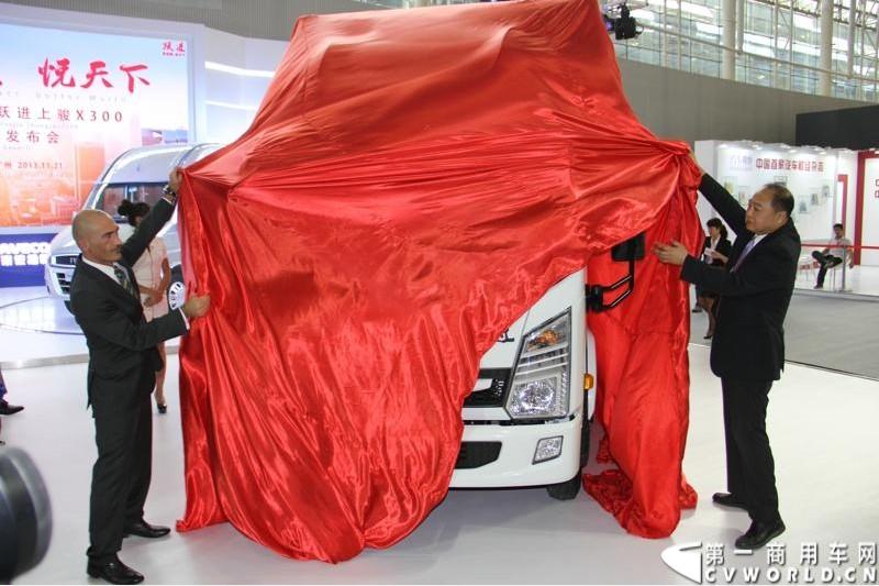 11月21日，为期10天的第十一届广州国际车展拉开了帷幕。南京依维柯隆重推出轻卡新品“跃进上骏X300”，成为商用车展商阵营中的一大亮点。“跃进上骏X300”的价格为66600元起，对标的是江铃顺达等国内中高端轻卡产品。