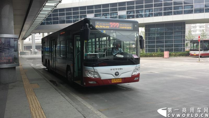 7月1日，福田汽车与北京公交集团及其子公司八方达客运签订3012辆欧辉LNG公交车销售合同，创下国内采购的最大单批客车最高纪录。该笔订单均价在120万至130万元左右，预计2014年4月全部完成交付。