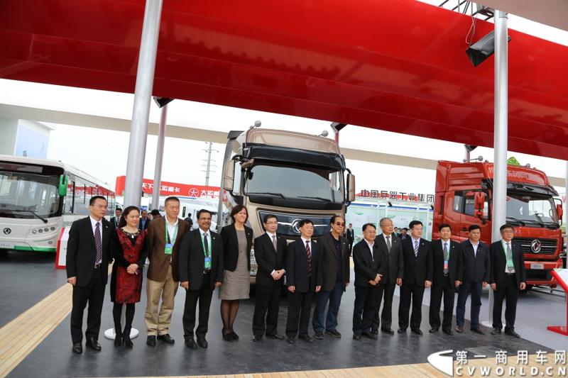 月20日，东风商用车有限公司携旗下6款车型以及部分动力总成参加2014北京国际车展。高效节能环保车型和动力总成的盛装亮相。图为出席开馆仪式嘉宾合影。