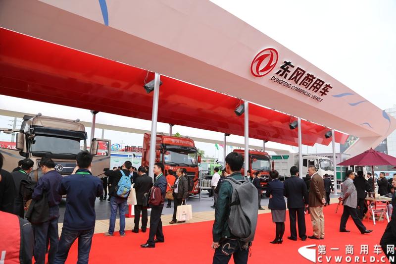 月20日，东风商用车有限公司携旗下6款车型以及部分动力总成参加2014北京国际车展。高效节能环保车型和动力总成的盛装亮相。图为人头攒动的东风商用车展台。