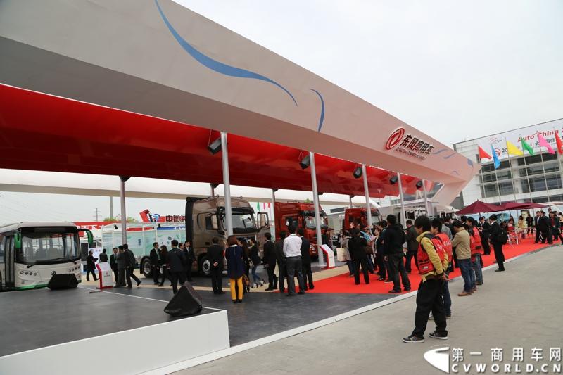 月20日，东风商用车有限公司携旗下6款车型以及部分动力总成参加2014北京国际车展。高效节能环保车型和动力总成的盛装亮相。图为人头攒动的东风商用车展台。