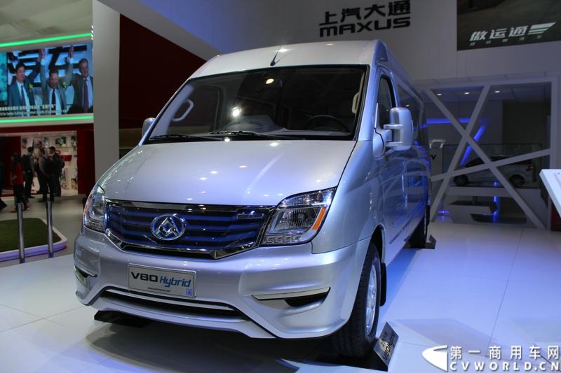 在第十三届北京国际车展上，与“新能源”一词沾边的车型几乎都备受媒体关注，商用车展区的新能源车型同样引来众多媒体的关注。图为上汽大通在4月20日发布的国内首款增程式电动宽体轻客V80 Hybrid。