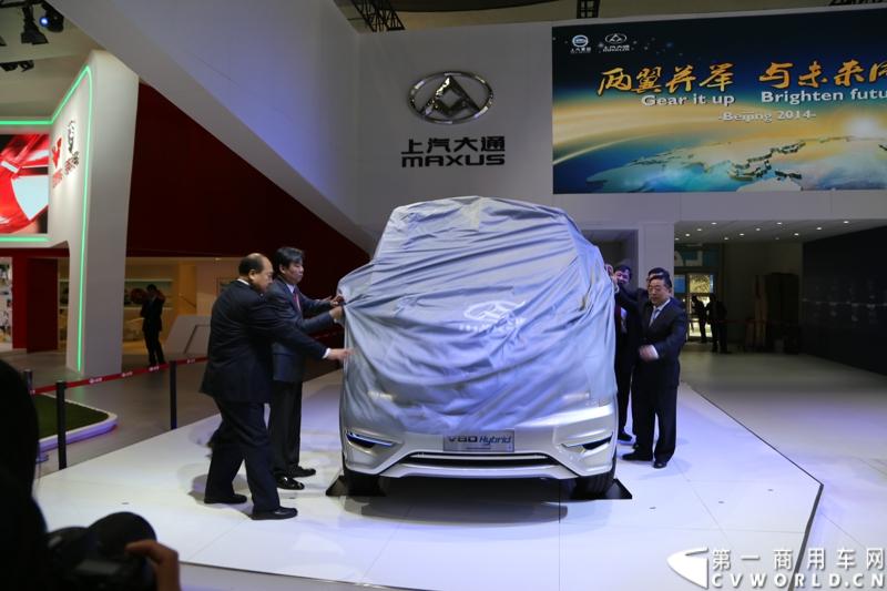 在第十三届北京国际车展上，与“新能源”一词沾边的车型几乎都备受媒体关注，商用车展区的新能源车型同样引来众多媒体的关注。图为上汽大通MAXUS V80 Hybrid增程式电动宽体轻客揭幕。