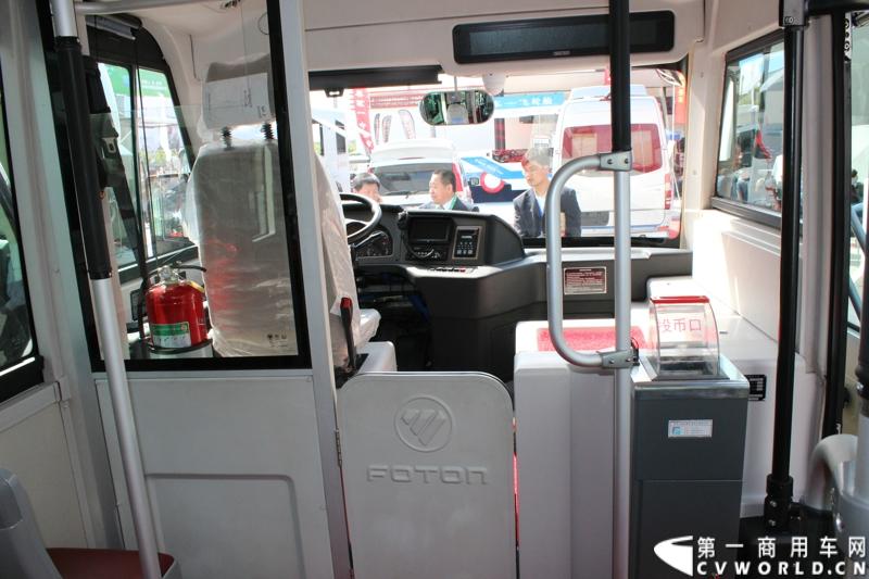 在第十三届北京国际车展上，与“新能源”一词沾边的车型几乎都备受媒体关注，商用车展区的新能源车型同样引来众多媒体的关注。图为北汽福田展出的欧辉迷你快充电动巴士。
