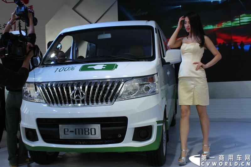 在第十三届北京国际车展上，与“新能源”一词沾边的车型几乎都备受媒体关注，商用车展区的新能源车型同样引来众多媒体的关注。图为长安汽车全新推出的e-m80纯电动物流车。