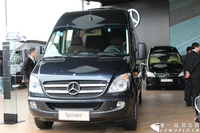 图为飞驰商务车展区内奔驰sprinter324h豪华商务车.