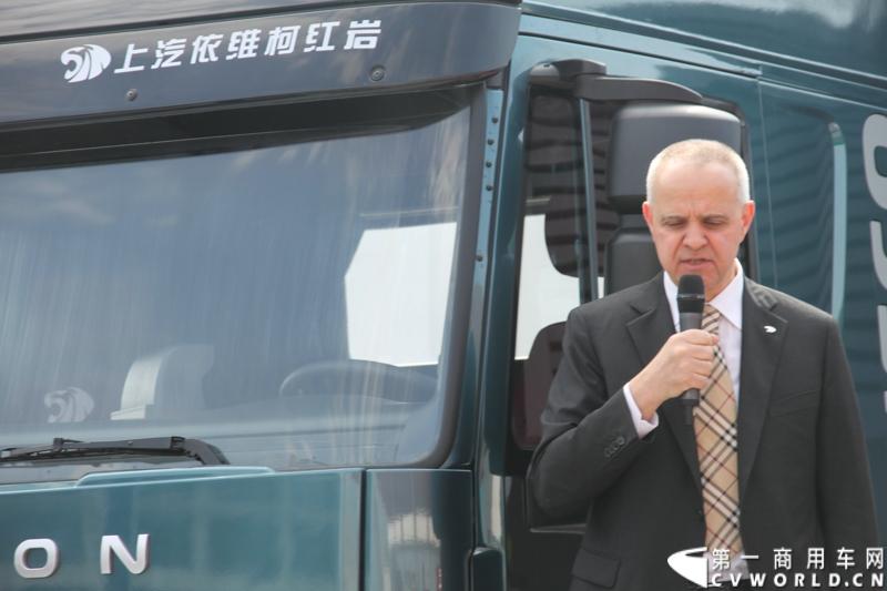 在4月20日开幕的北京国际车展上，上依红两款重卡亮相上汽集团室外展场。一款针对高效物流运输市场的车型杰狮畅途版牵引车，一款是杰狮LNG液化天然气重卡。图为红岩杰狮畅途版介绍会现场。