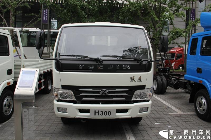7月17日，南京依维柯在南京正式发布搭载全新动力链——上柴发动机的“超越”全新车型。如此一来，“超越”高端轻卡三条黄金动力链条现已形成，在丰富自身的同时，也为客户带去更多选择。图为搭载云内YN4DA2-40动力的跃进帅虎H300-33轻卡。