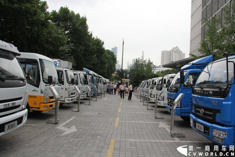 7月17日，南京依维柯在南京正式发布搭载全新动力链——上柴发动机的“超越”全新车型。如此一来，“超越”高端轻卡三条黄金动力链条现已形成，在丰富自身的同时，也为客户带去更多选择。图为南京依维柯跃进轻卡和超越轻卡系列。