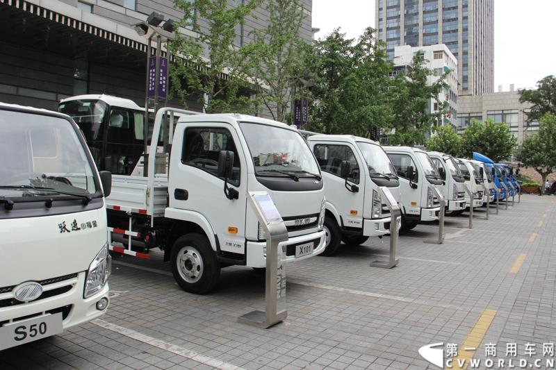 7月17日，南京依维柯在南京正式发布搭载全新动力链——上柴发动机的“超越”全新车型。如此一来，“超越”高端轻卡三条黄金动力链条现已形成，在丰富自身的同时，也为客户带去更多选择。图为南京依维柯跃进轻卡和超越轻卡系列。
