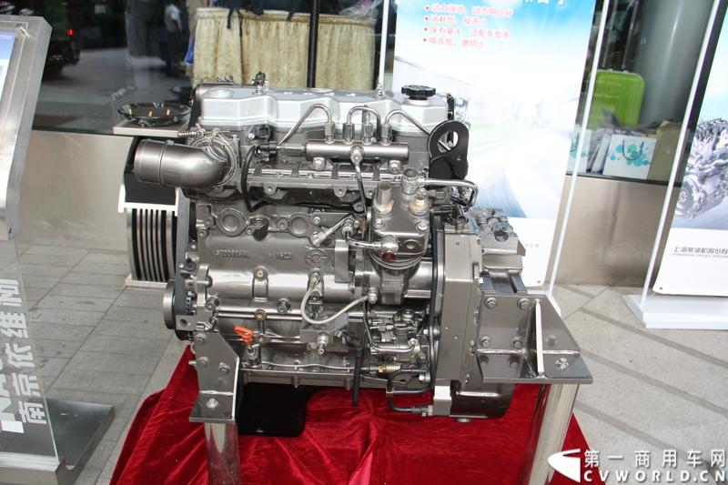 7月17日，南京依维柯在南京正式发布搭载全新动力链——上柴发动机的“超越”全新车型。如此一来，“超越”高端轻卡三条黄金动力链条现已形成，在丰富自身的同时，也为客户带去更多选择。图为配套超越C500轻卡的上柴动力SC4H柴油发动机。