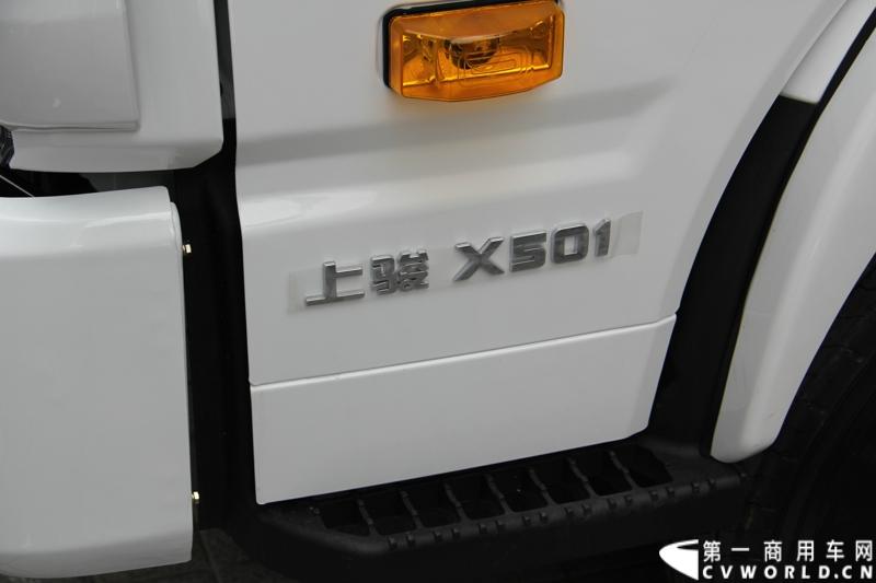 7月17日，南京依维柯在南京正式发布搭载全新动力链——上柴发动机的“超越”全新车型。如此一来，“超越”高端轻卡三条黄金动力链条现已形成，在丰富自身的同时，也为客户带去更多选择。图为搭载康明斯ISF3动力的上骏X501轻卡。
