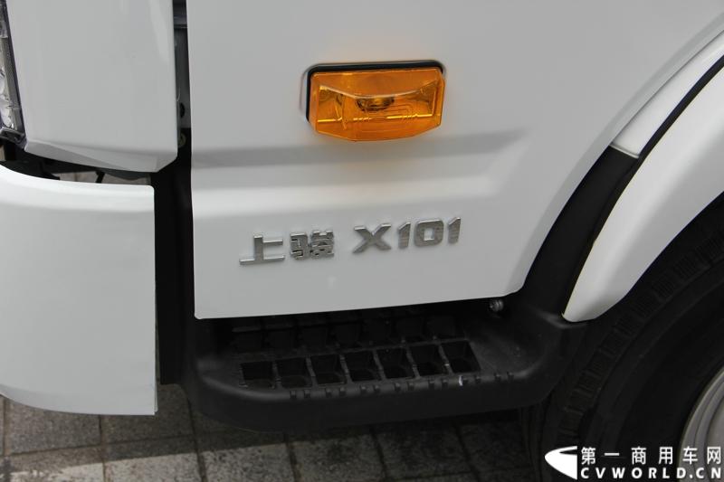 7月17日，南京依维柯在南京正式发布搭载全新动力链——上柴发动机的“超越”全新车型。如此一来，“超越”高端轻卡三条黄金动力链条现已形成，在丰富自身的同时，也为客户带去更多选择。图为搭载SFM28112E4发动机的上骏X100-33中档轻卡。