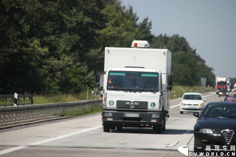 7月3日，奔驰未来卡车2025在德国马格德堡首发，第一商用车网记者有幸在现场见证了该首发仪式。除却奔驰未来卡车2025的自主驾驶功能给记者带来的不小的震撼外，而在柏林至马格德堡的高速公路上，形形色色的欧洲卡车也给记者带来一次非同凡响的视觉盛宴，正所谓独乐乐，不如众乐乐，一起来感受不一样的视觉冲击吧！图为行驶在柏林高速公路上的各色德国曼卡车。