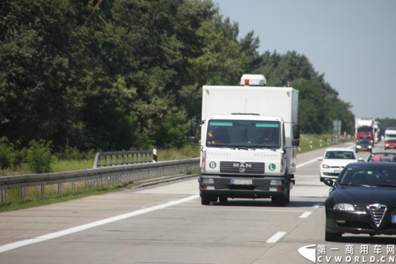7月3日，奔驰未来卡车2025在德国马格德堡首发，第一商用车网记者有幸在现场见证了该首发仪式。除却奔驰未来卡车2025的自主驾驶功能给记者带来的不小的震撼外，而在柏林至马格德堡的高速公路上，形形色色的欧洲卡车也给记者带来一次非同凡响的视觉盛宴，正所谓独乐乐，不如众乐乐，一起来感受不一样的视觉冲击吧！图为行驶在柏林高速公路上的各色德国曼卡车。