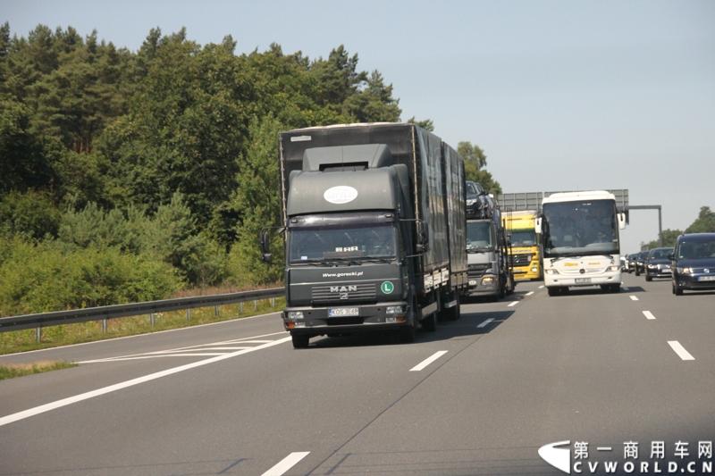 7月3日，奔驰未来卡车2025在德国马格德堡首发，第一商用车网记者有幸在现场见证了该首发仪式。除却奔驰未来卡车2025的自主驾驶功能给记者带来的不小的震撼外，而在柏林至马格德堡的高速公路上，形形色色的欧洲卡车也给记者带来一次非同凡响的视觉盛宴，正所谓独乐乐，不如众乐乐，一起来感受不一样的视觉冲击吧！图为行驶在柏林高速公路上的各色德国曼卡车。