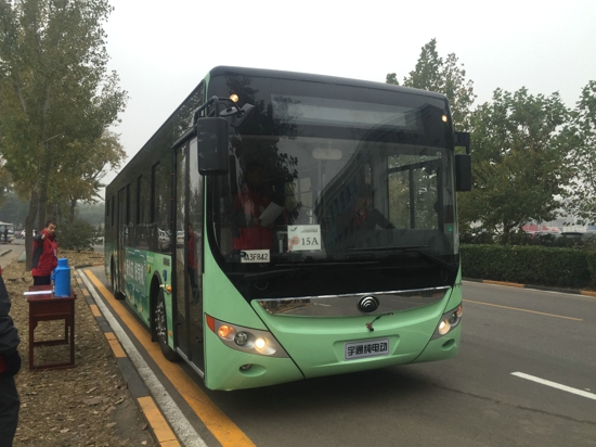 参赛选手驾驶宇通E12纯电动公交客车进行比赛.jpg