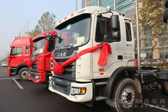 场外展示的格尔发牵引车.jpg