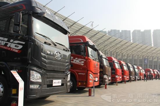 现场展车.jpg 现场展车.jpg