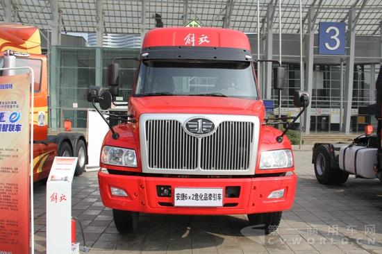 解放安捷6×2危化品牵引车 (1).jpg
