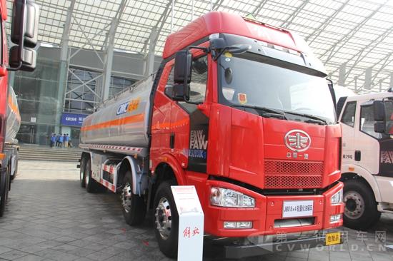 解放J6M 8×4轻量化油罐车 (1).jpg