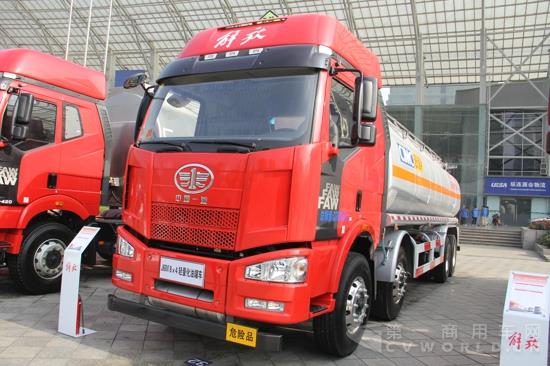 解放J6M 8×4轻量化油罐车 (2).jpg