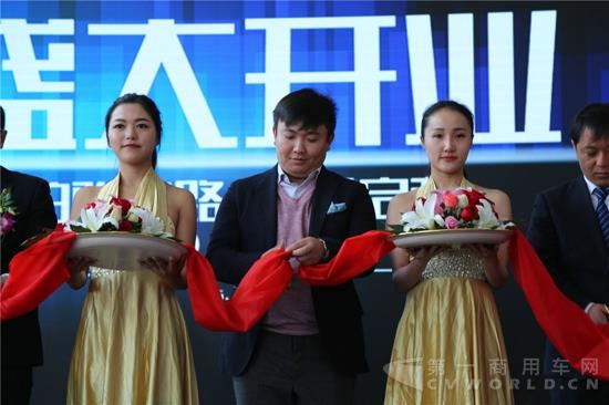 力帆时骏集团总裁马李斌为开业剪彩.jpg
