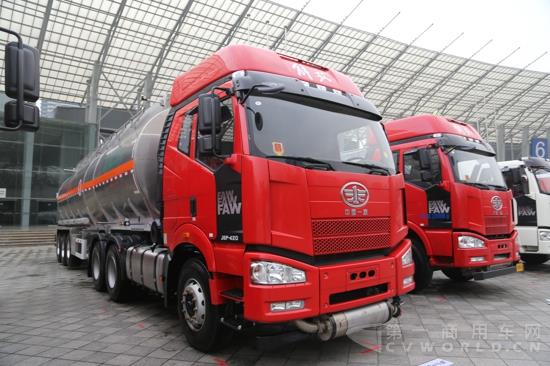 J6P6×4危险品列车.jpg