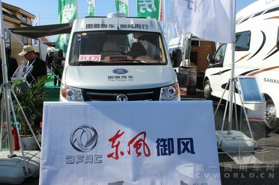 大通底盘房车 除了蓝牌车,自动挡也是本次车展上透出的一个信号。几乎所有整车厂展出的房车中都有自动挡车型,比如大通展出的5辆房车全部是自动挡。相对于手动挡,自动挡车的方便简单是众所周知的,用户买房车就是图个轻松,他们不需要速度,只是想轻松地开车游玩。因此,操控简单一些的自动挡要比手动挡更受欢迎。上汽大通房车展台一位负责人解释道。 价格保卫战 2040万元是主流 本次房车展上,房车的价位区间可以用云泥之别来形容从十几万元的金杯房车到吊炸天的上千万元海格巨无霸房车。那么,在价格的金字塔中,大多