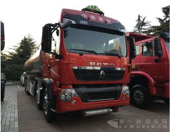 中国重汽HOWO T5G 340 危险品运输车.jpg