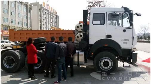 北奔NG80系列牵引车举行巡展 现场交付2534SY牵引车.jpg