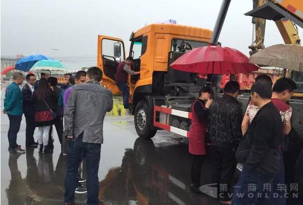 再大的雨也浇不灭客户的研究斯太尔D7B国五环保城建渣土车的热情.jpg