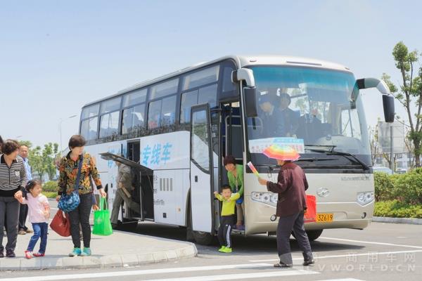 走下园博会专线车，游客们的内心满是期待.jpg