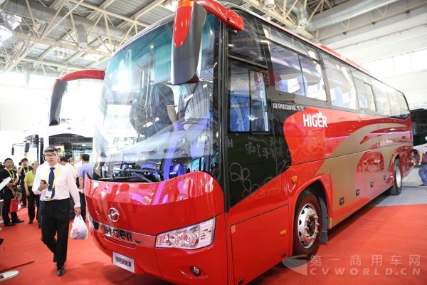 展会现场的混合动力公路大巴车 (2).jpg